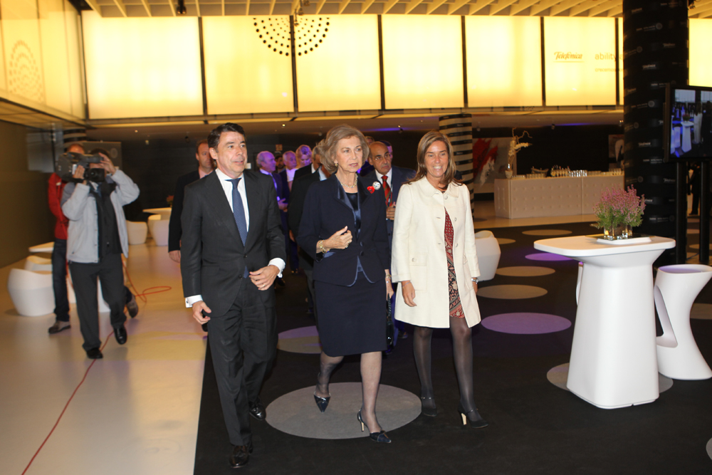 De izquierda a derecha desplazándose hacia el auditorio: D. Ignacio González (Comunidad de Madrid, S.M. la Reina Doña Sofía y, Dña. Ana Mato (Ministerio de Sanidad) 